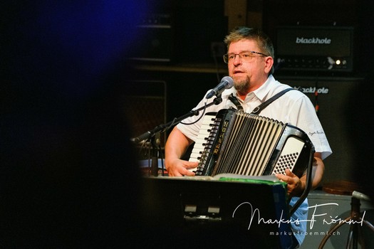 Etoile de neige chanteur accordéoniste
