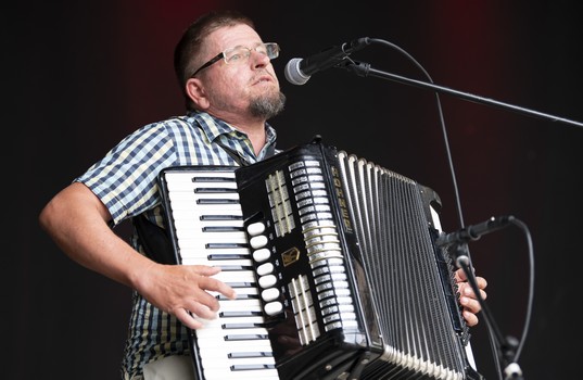 Etoile de neige chanteur accordéoniste